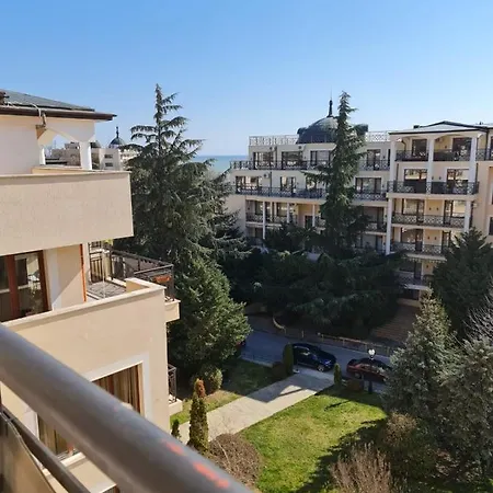 Golden Sands Apartment *